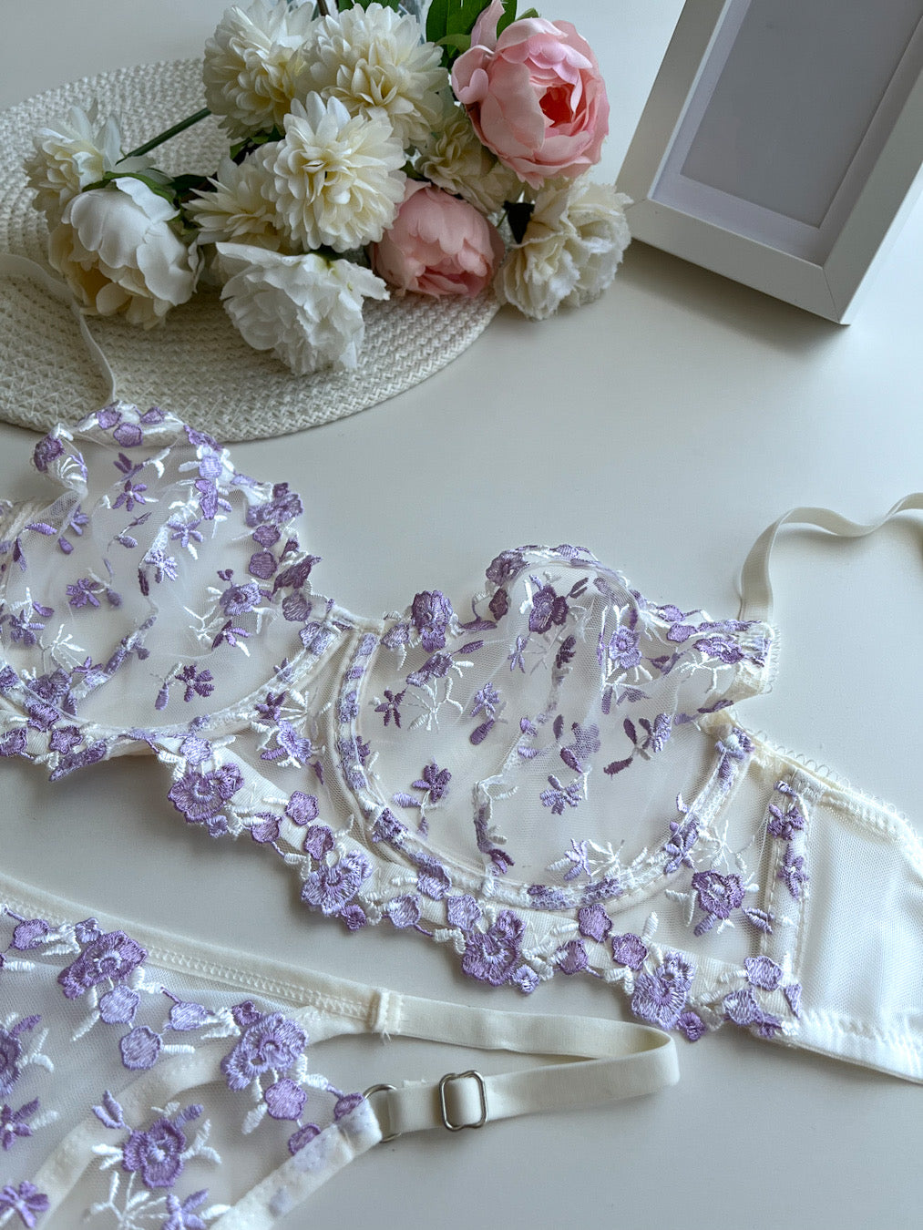 Mor Çiçek Detaylı Beyaz Lingerie Takım